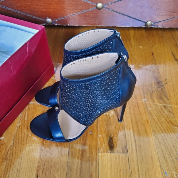 Authentic Salvatore Ferragamo Pacella Black Leather T-Strap Sandals Heels Sz 6B - Picture 3 of 15